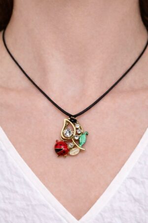 Colier Buburuză cu Frunză și Cristale – Handmade