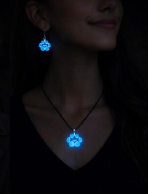 Set bijuterii „Lăbuță Glow” din rășină – colier + cercei 