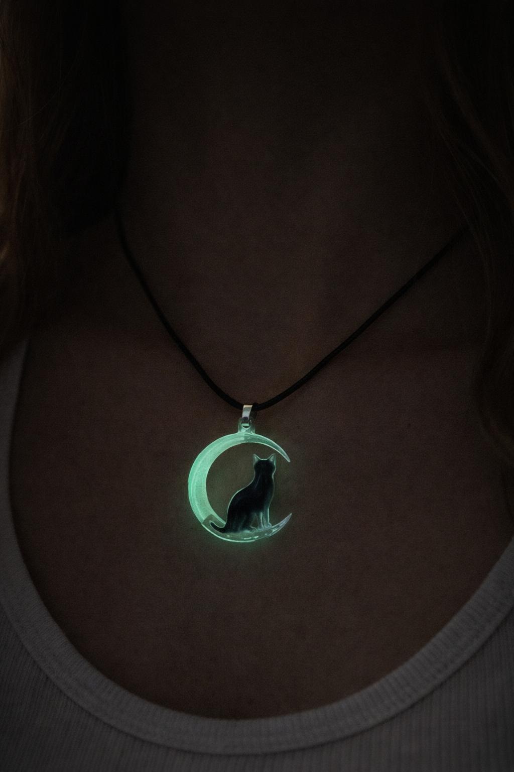 Colier handmade cu pisică – glow in the dark